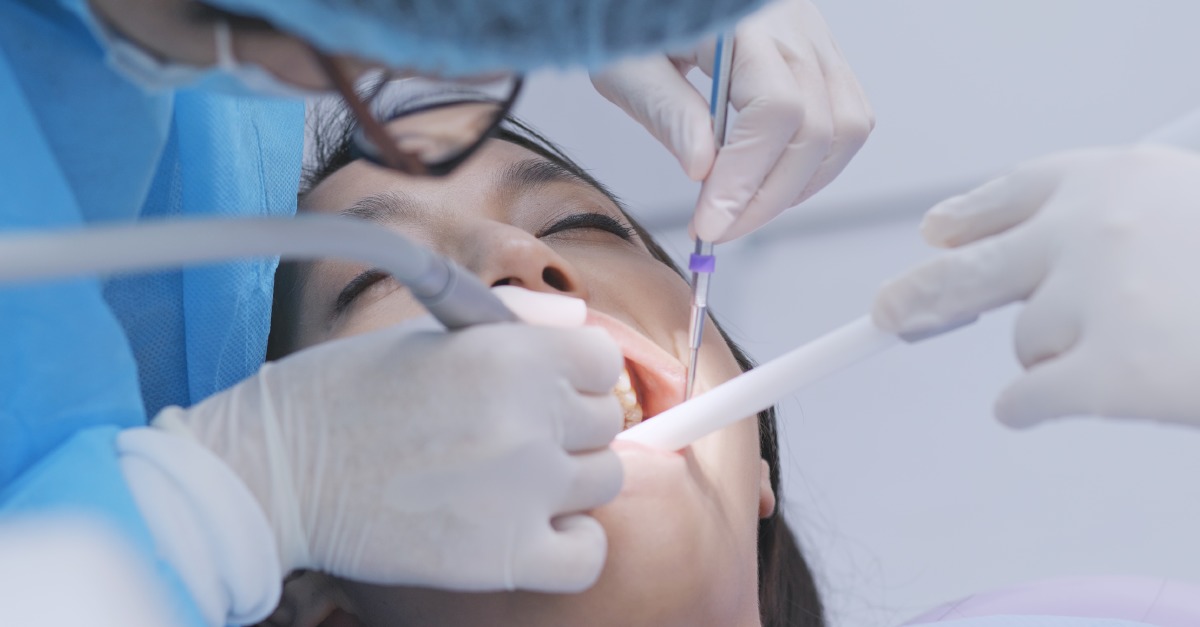 Žena na vyšetrení u zubného lekára 