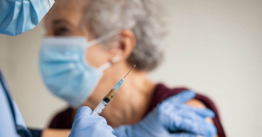 Očkovanie proti COVID-19 výrazne znižuje počet hospitalizácií