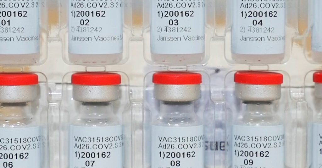 ampulky s vakcínou proti ochoreniu COVID-19 od spoločnosti Johnson & Johnson