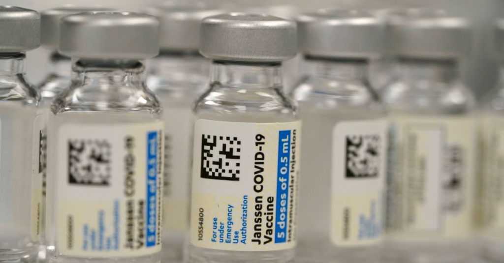 ampulky s vakcínou proti ochoreniu Covid-19 od spoločnosti Johnson & Johnson