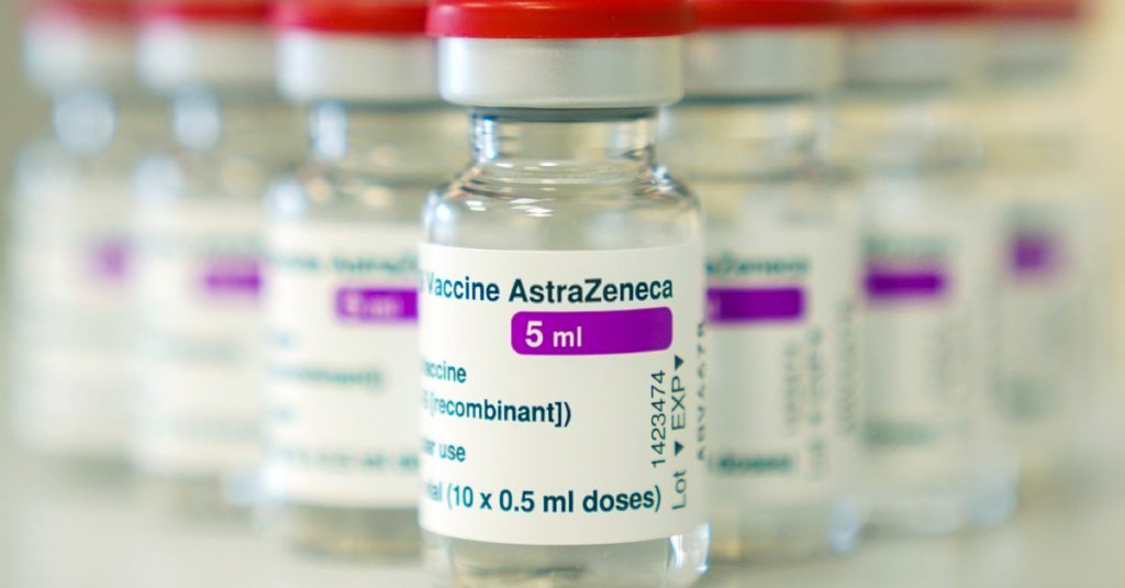 EMA: Vedľajším účinkom vakcíny AstraZeneca môže byť vážna alergická reakcia