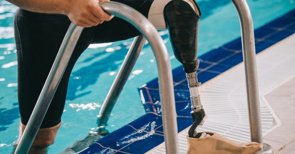 Pacientom s amputovanou dolnou končatinou sa ich protéza často zdá príliš ťažká