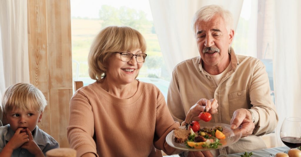 Seniori by mali jesť menej a častejšie.
