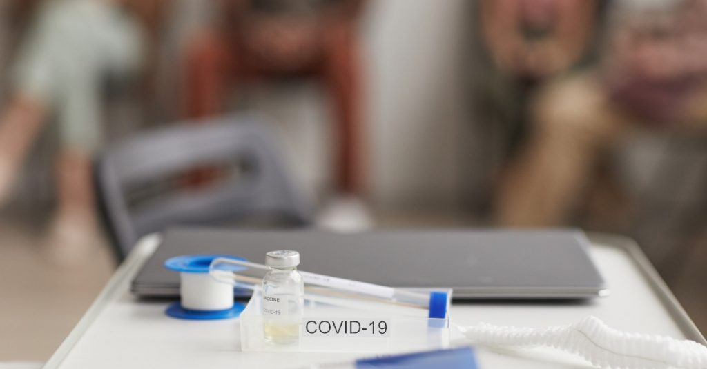 Dospelí Slováci aj mladí vo veku od 12 do 15 rokov sa od júla budú môcť dať zaočkovať proti COVID-19 u svojho ambulantného lekára.