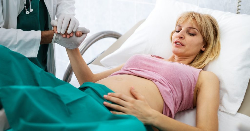 Práva žien počas pôrodov sa majú zlepšiť