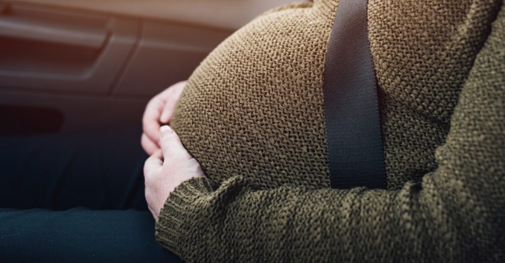 Musia tehotné ženy použivať v aute bezpečnostný pás?