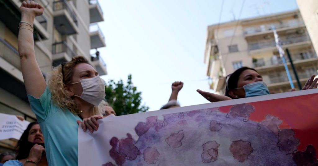 Zdravotní pracovníci v Aténach protestovali proti povinnému očkovaniu