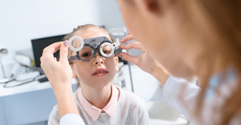 Dieťa by malo absolvovať prehliadku u očného lekára ešte pred nástupom do školy
