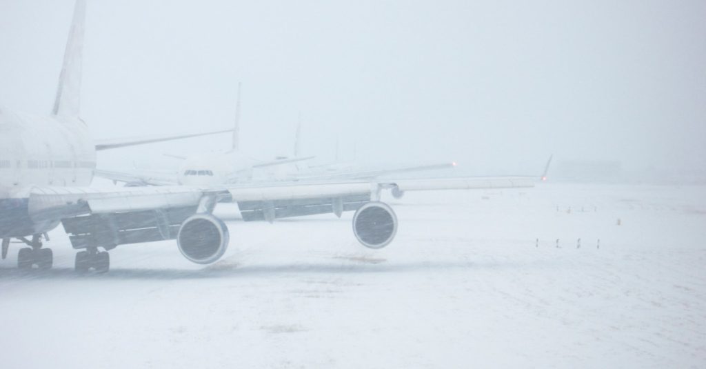 Bratislavské letisko je pre husté sneženie uzavreté